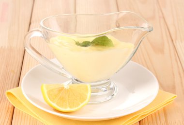 ahşap masa üzerinde kase mayonez