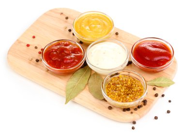 doğrama kurulu üzerinde beyaz izole üzerinde çeşitli soslar