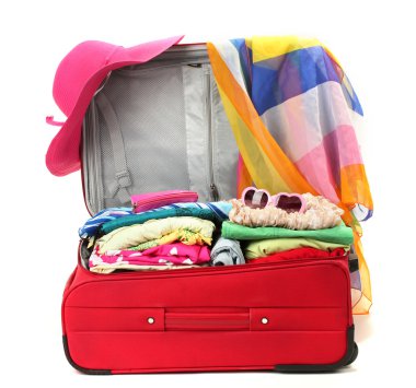 kişisel eşyalar üzerinde beyaz izole kırmızı seyahat bavul