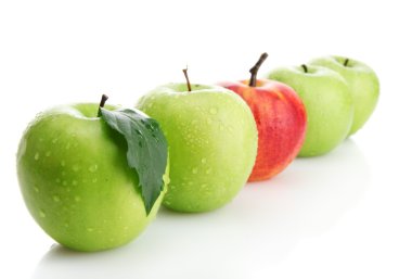 Olgun yeşil elma ve üzerinde beyaz izole bir Kırmızı elma