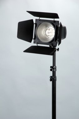 Stüdyo aydınlatma üzerinde gri arka plan yakın çekim