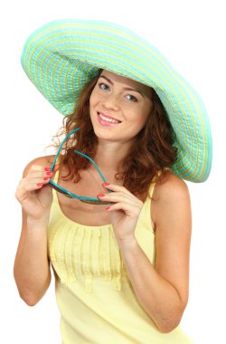 plaj şapka ve gözlük üzerine beyaz izole gülümseyen güzel kız