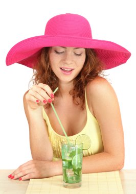 masada oturan plaj şapka ve kokteyl ISO ile gülümseyen güzel kız