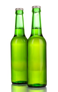 iki şişe bira üzerine beyaz izole