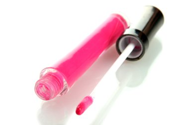 Güzel dudak parlatıcısı, beyazda izole edilmiş.