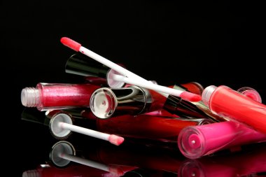 güzel dudak glosses siyah arka plan üzerine gül yaprakları ile