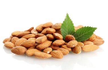 yapraklarla üzerine beyaz izole lezzetli badem fındık