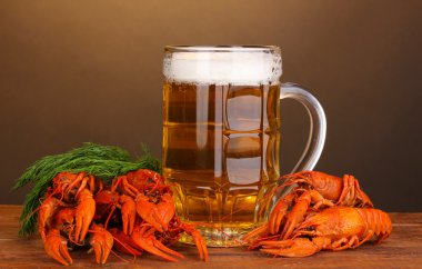 lezzetli haşlanmış crayfishes ve bira kahverengi zemin üzerinde tablo