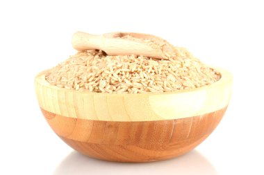 kahverengi pirinç üzerine beyaz izole kahverengi tahta bir plat