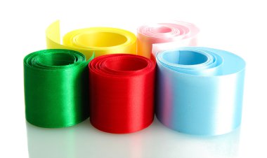 beyaz izole parlak ipek kurdeleler