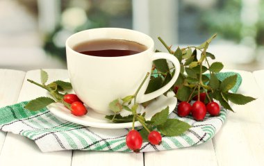 ahşap masa üzerinde hip Güllü çay