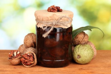 Ceviz ahşap tablo yeşil zemin üzerine reçel kavanoz