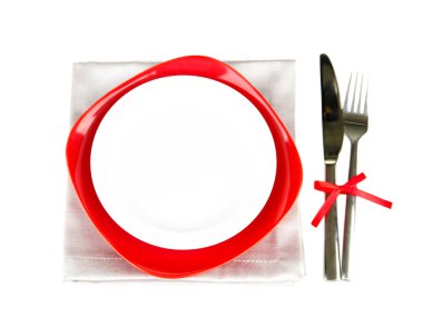 Kırmızı ve beyaz boş tabak çatal ve bıçak üzerinde beyaz izole