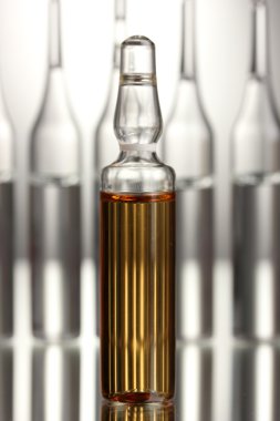 Gri arka planda tıbbi ampule