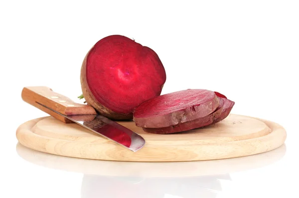 Remolacha roja joven y cuchillo en tablero de madera aislado en blanco — Foto de Stock
