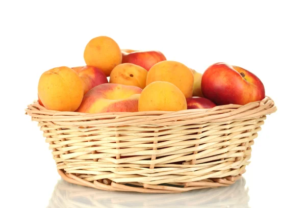Fruta madura en cesta aislada en blanco —  Fotos de Stock