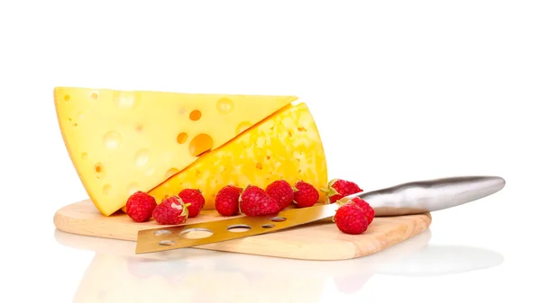 Смачний сир і ягоди на дерев'яній дошці ізольовані на білому — стокове фото