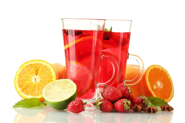 Sangria in bicchieri con frutta, isolata su bianco — Foto Stock