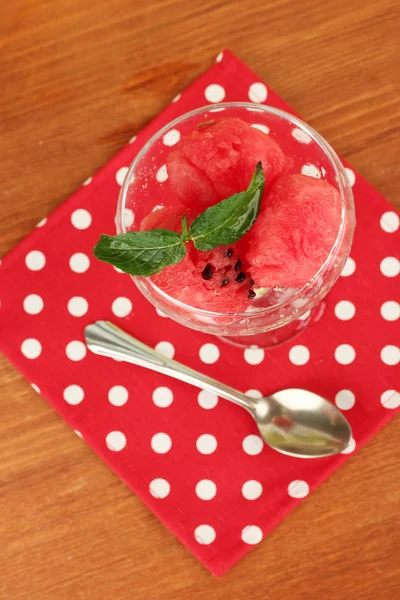 Wassermeloneneis im Glas auf dem Tisch in Großaufnahme — Stockfoto
