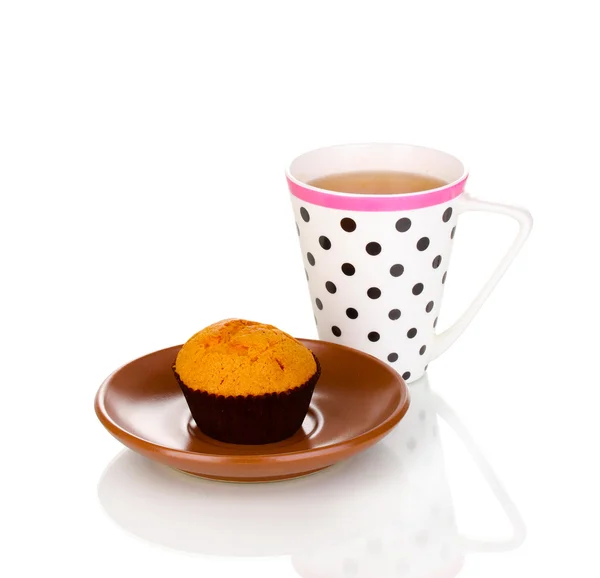 Frischer Muffin mit Tee isoliert auf weiß — Stockfoto