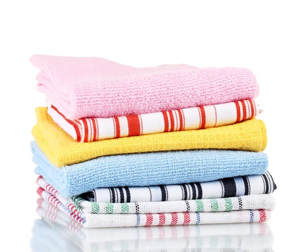 Кухонные полотенца на белом фоне — стоковое фото