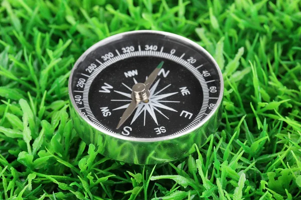 Kompas na zelené trávě — Stock fotografie