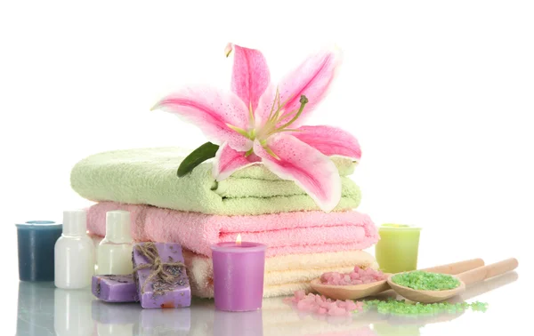 Handtücher mit Lilie, Aromaöl, Kerzen, Seife und Meersalz isoliert auf weiß — Stockfoto