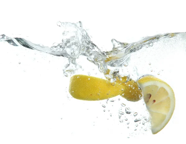 Limone affettato nell'acqua isolato su bianco — Foto Stock
