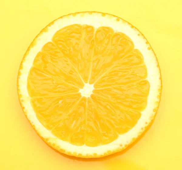 Fatia de laranja no fundo amarelo — Fotografia de Stock