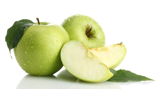 Manzanas verdes maduras con hoja y rebanada, aisladas en blanco —  Fotos de Stock