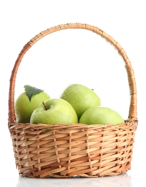 Manzanas verdes maduras con hojas en cesta aisladas sobre blanco —  Fotos de Stock