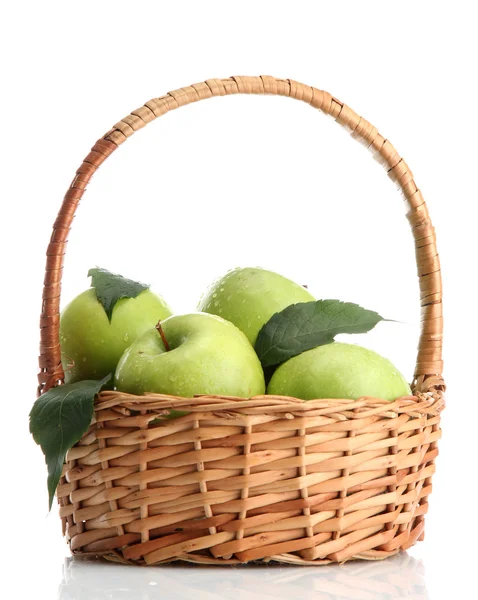 Manzanas verdes maduras con hojas en cesta aisladas sobre blanco —  Fotos de Stock