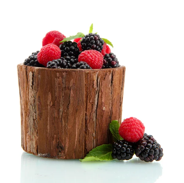 Beautiful berries with leaves in wooden vase isolated on white — Stock Photo, Image