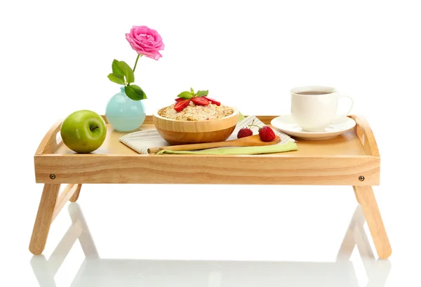 Colazione leggera su vassoio di legno isolato su bianco — Foto Stock