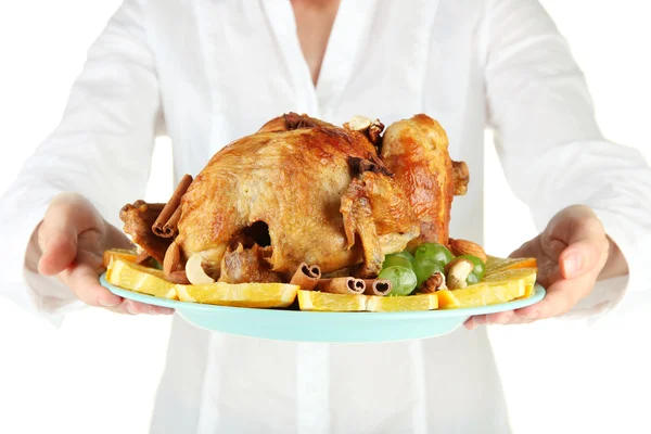 Chef sosteniendo un plato de pollo al horno con frutas y especias de cerca — Foto de Stock