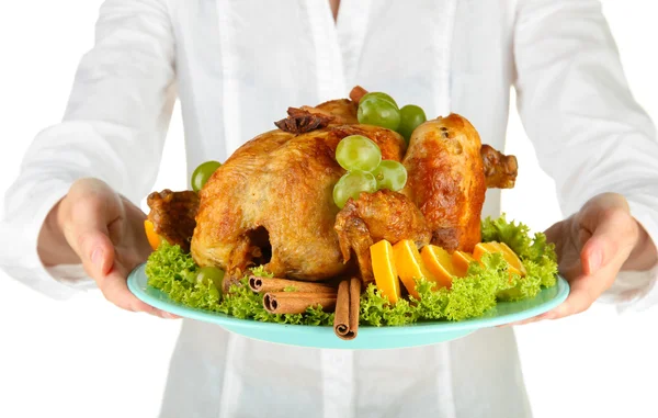 Chef-kok houden een plaat van gebakken kip met fruit en specerijen close-up — Stockfoto