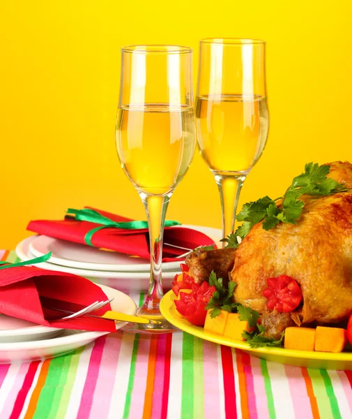 Banquet table with roast chicken on orange background close-up. Thanksgivin — Stock Photo, Image