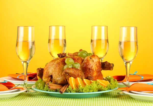 オレンジ色の背景のクローズ アップにロースト チキンと宴会テーブル。木 — ストック写真