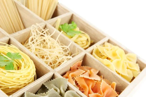 Negen soorten pasta in houten kist secties close-up geïsoleerd op wit — Stockfoto