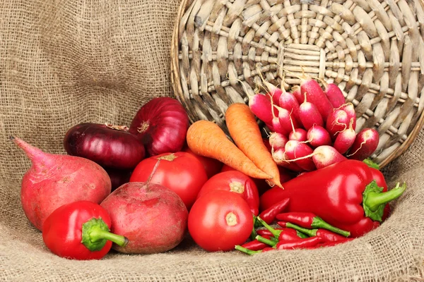 Legumes vermelhos frescos no fundo saco — Fotografia de Stock