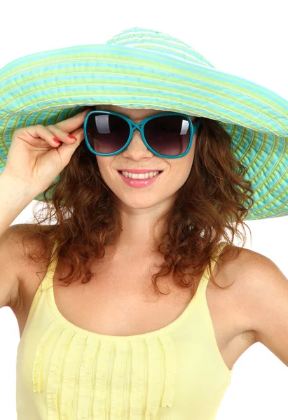 Mosolygó gyönyörű lány strand kalap és elszigetelt fehér szemüveg — Stock Fotó