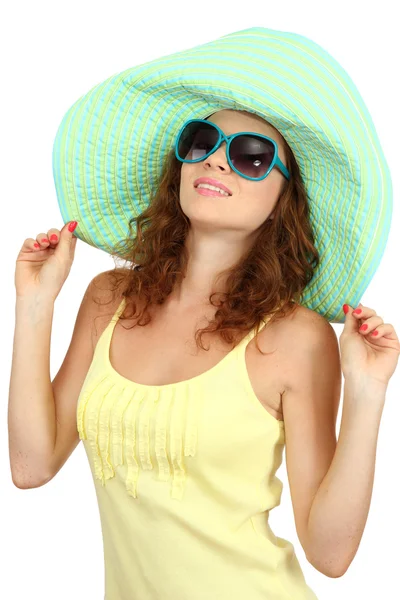 Sonriente hermosa chica con sombrero de playa y gafas aisladas en blanco — Foto de Stock