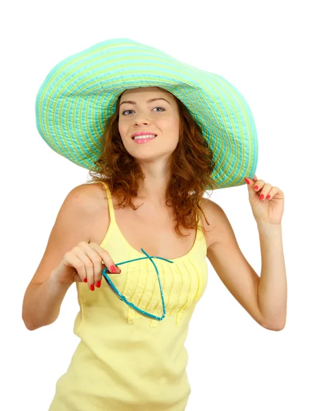 Sorridente bella ragazza con cappello da spiaggia e occhiali isolati su bianco — Foto Stock
