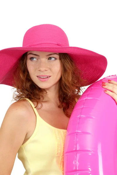 Sorridente bella ragazza con cappello da spiaggia e anello di gomma isolato su bianco — Foto Stock