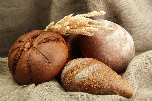 Νόστιμο ψωμί σίκαλης με αυτιά, σε φόντο λινάτσα — Φωτογραφία Αρχείου