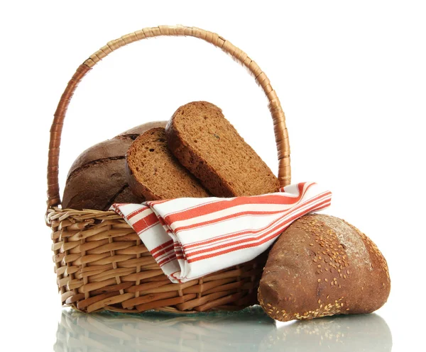 Pão de centeio saboroso na cesta, isolado no branco — Fotografia de Stock
