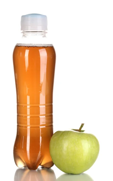 Leckerer Apfelsaft in Plastikflasche und Apfel daneben isoliert auf wh — Stockfoto