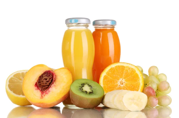 Delicioso jugo multifruta en una botella y fruta al lado de ella aislado en whi — Foto de Stock