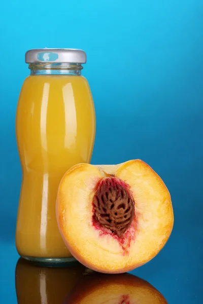 瓶とカラフルな背景の横にある桃美味しい桃ジュース — ストック写真