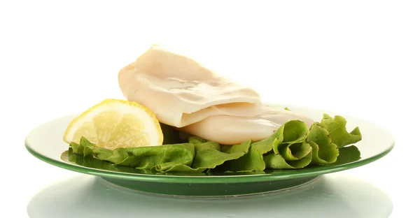 Вареные кальмары с салатом и лимоном в тарелке изолированы на белом — стоковое фото